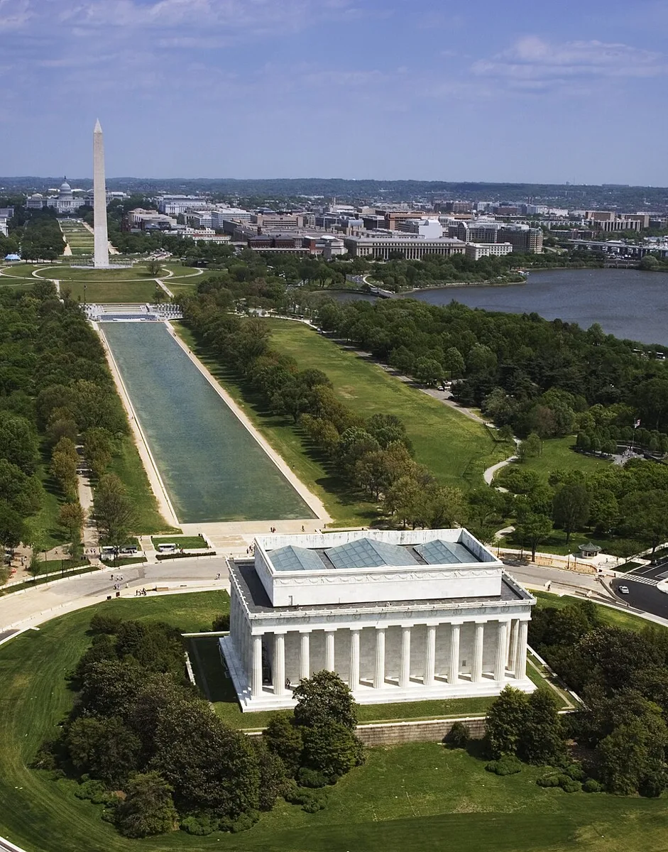 Washington skyline and recognizable city landmarks