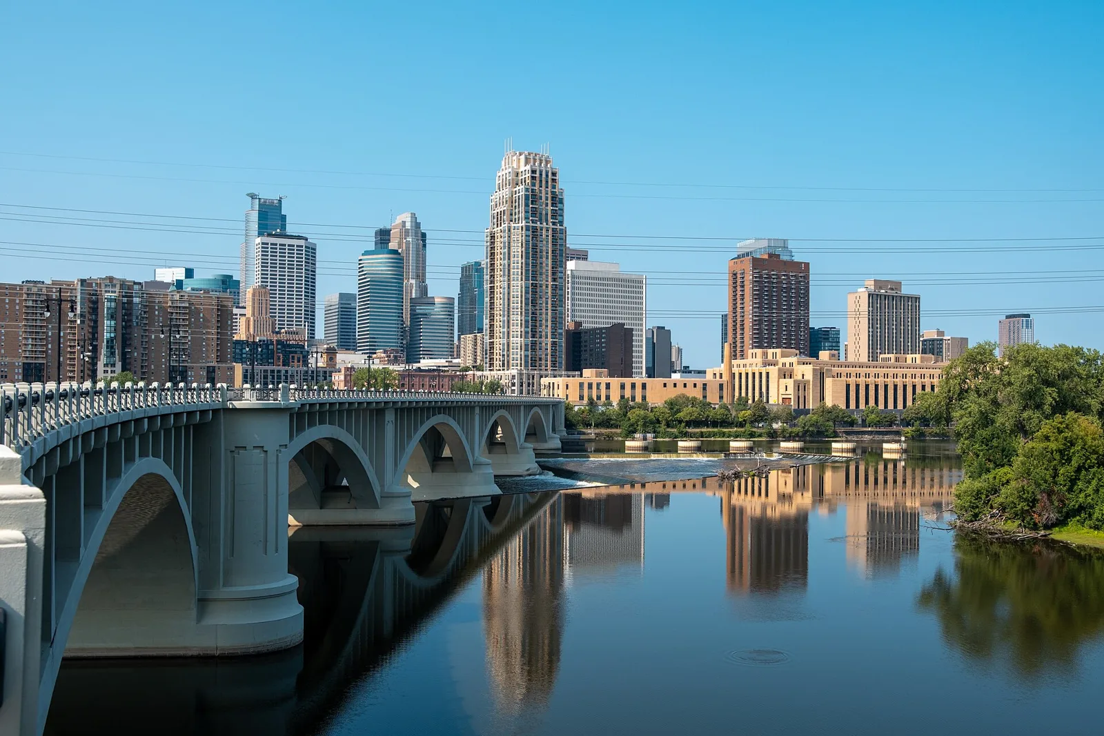Minneapolis skyline and recognizable city landmarks